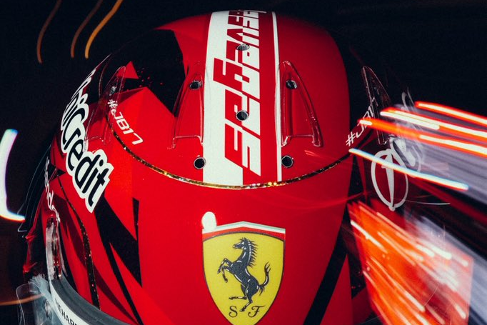 Leclerc scintillante a Las Vegas: le foto del casco speciale