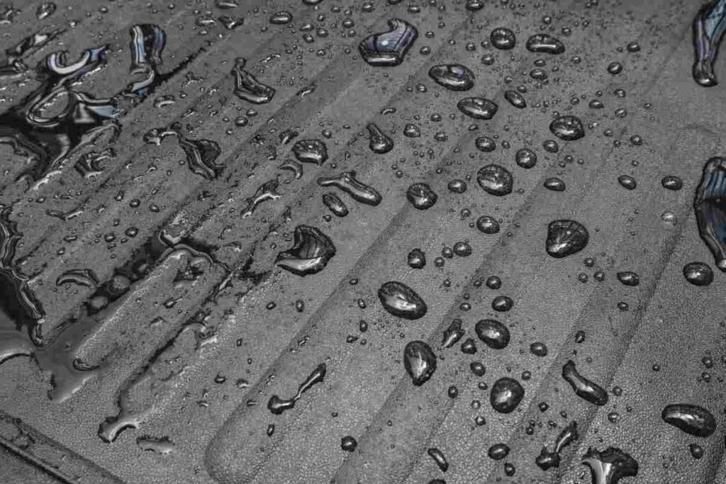 Caduta di acqua in auto