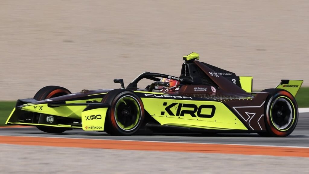 Pepe Marti al volante della Cupra Kiro nei test di Valencia: il pilota spagnolo debutterà in Formula E proprio nell’E-Prix di San Paolo.