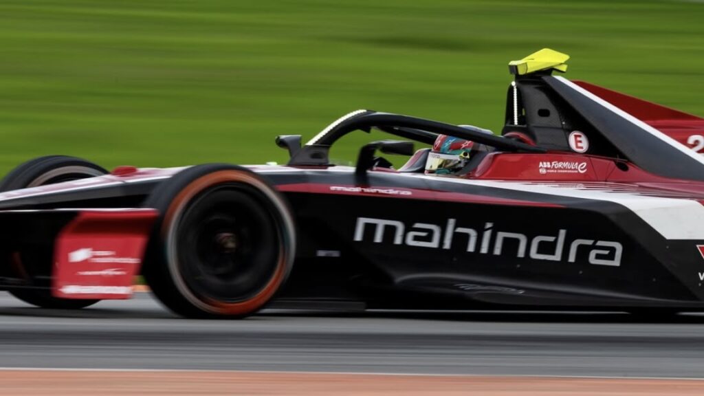 Donna pilota in griglia: Chloe Chambers al volante della Mahindra nei Women's Test di Valencia.