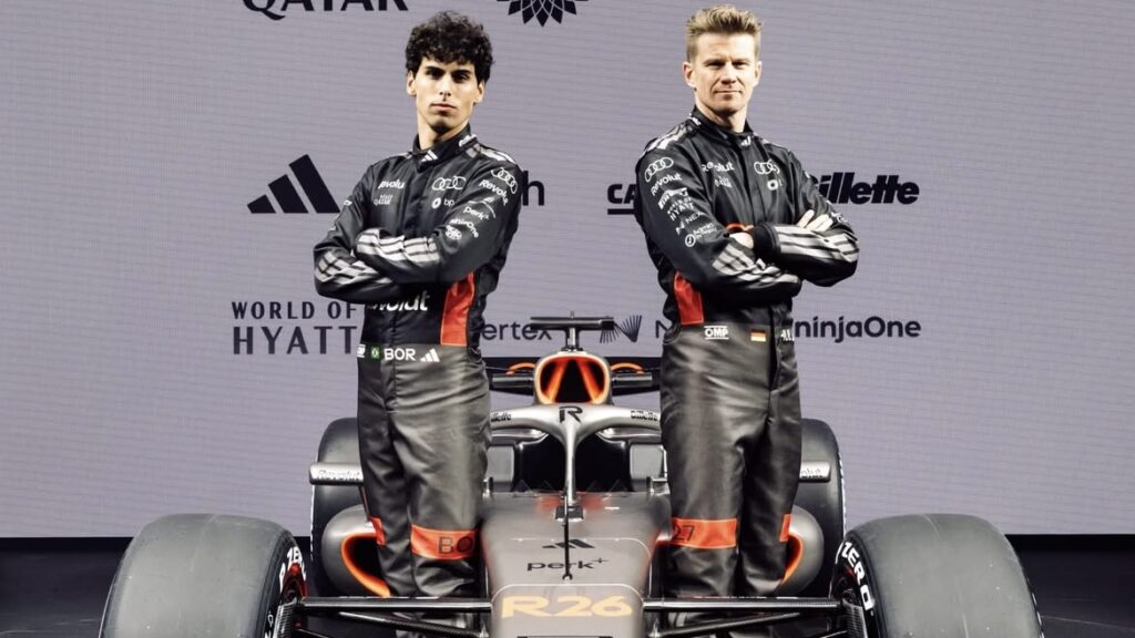 Nico Hulkenberg e Gabriel Bortoleto in posa con la nuova Audi R26