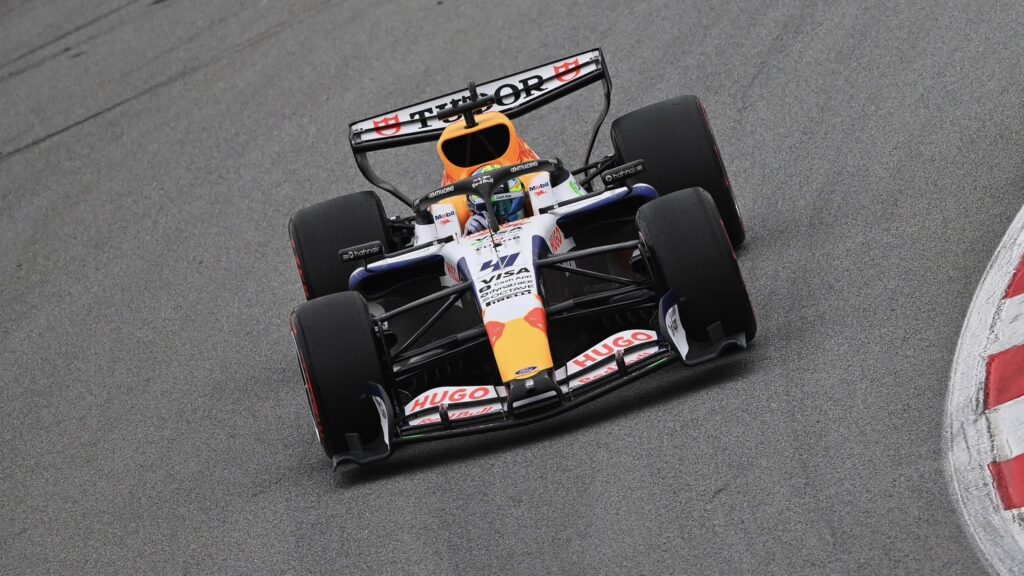 Test Barcellona day 3: 
Terza bandiera rossa della giornata: problemi per la VCARB03 di Arvid Lindblad.