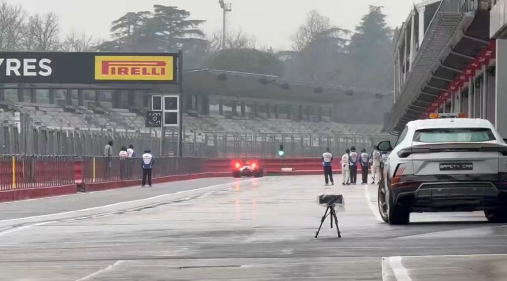 Sfortuna Lindblad, subito incidente al primo giorno di test: cosa è successo