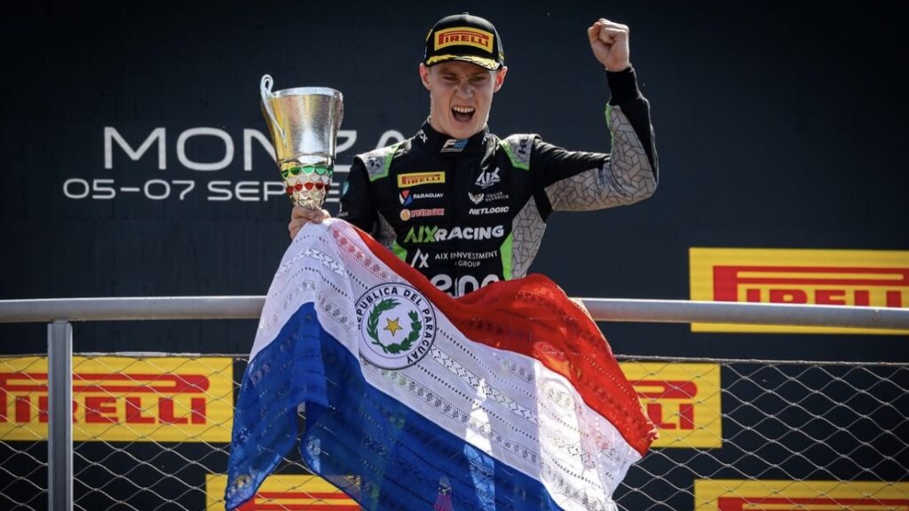 In occasione della terza posizione conquistata nella Sprint Race di Monza, Joshua Durksen è salito sul podio con la bandiera paraguaiana.