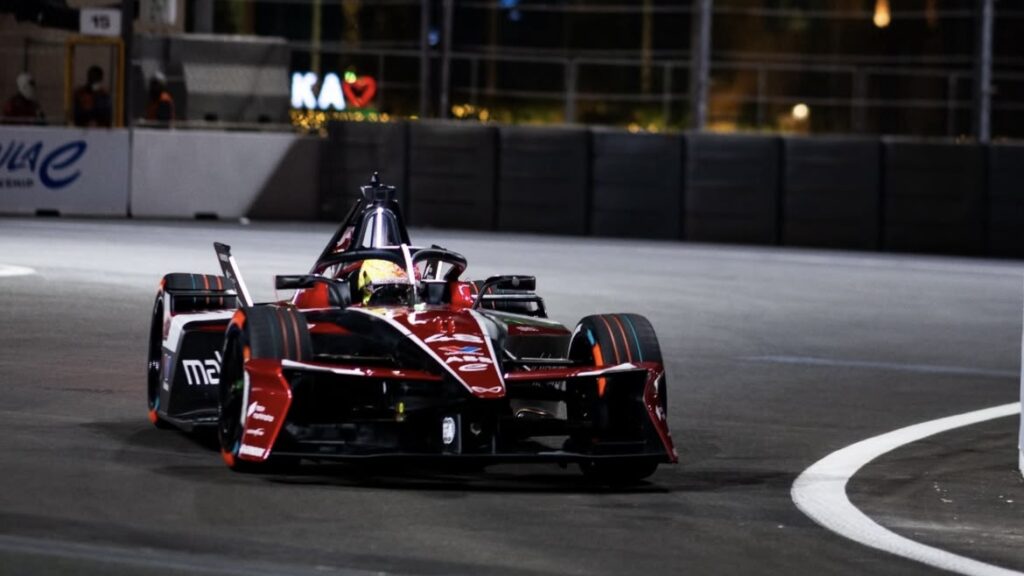 Classifiche Formula E:ttimo weekend per Edoardo Mortara, che è salito in terza posizione nella Classifica Piloti. Ottimo risultato anche per Mahindra, che scavalca così Citroen nella Classifica Team.