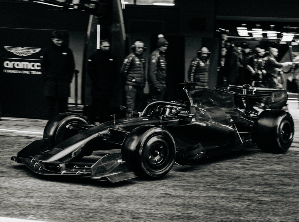 FOTO - Tute Aston Martin 2026, primi spoiler della livrea della AMR26?