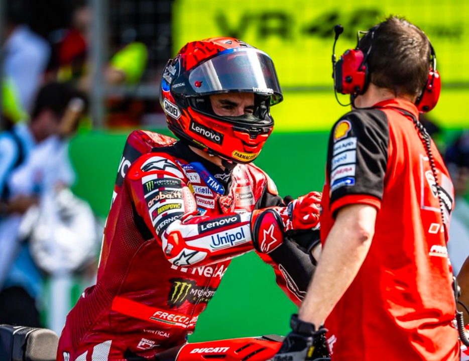 FOTO - Gesto polemico di Marquez: lo spagnolo applaude ironicamente, poi...