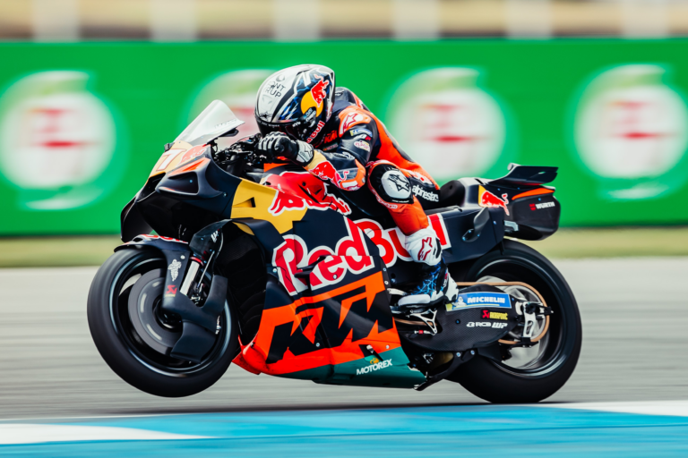 Sprint MotoGP in Thailandia: VINCE Acosta, scontro con Marquez! OUT Bezzecchi!