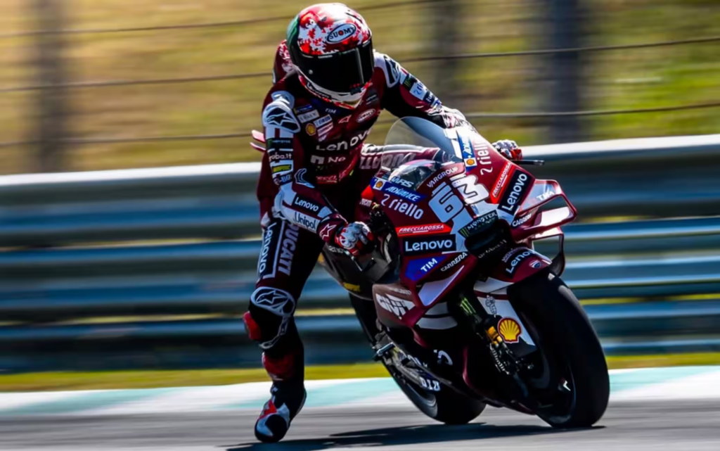 Pecco Bagnaia impegnato durante la seconda giornata di test a Sepang