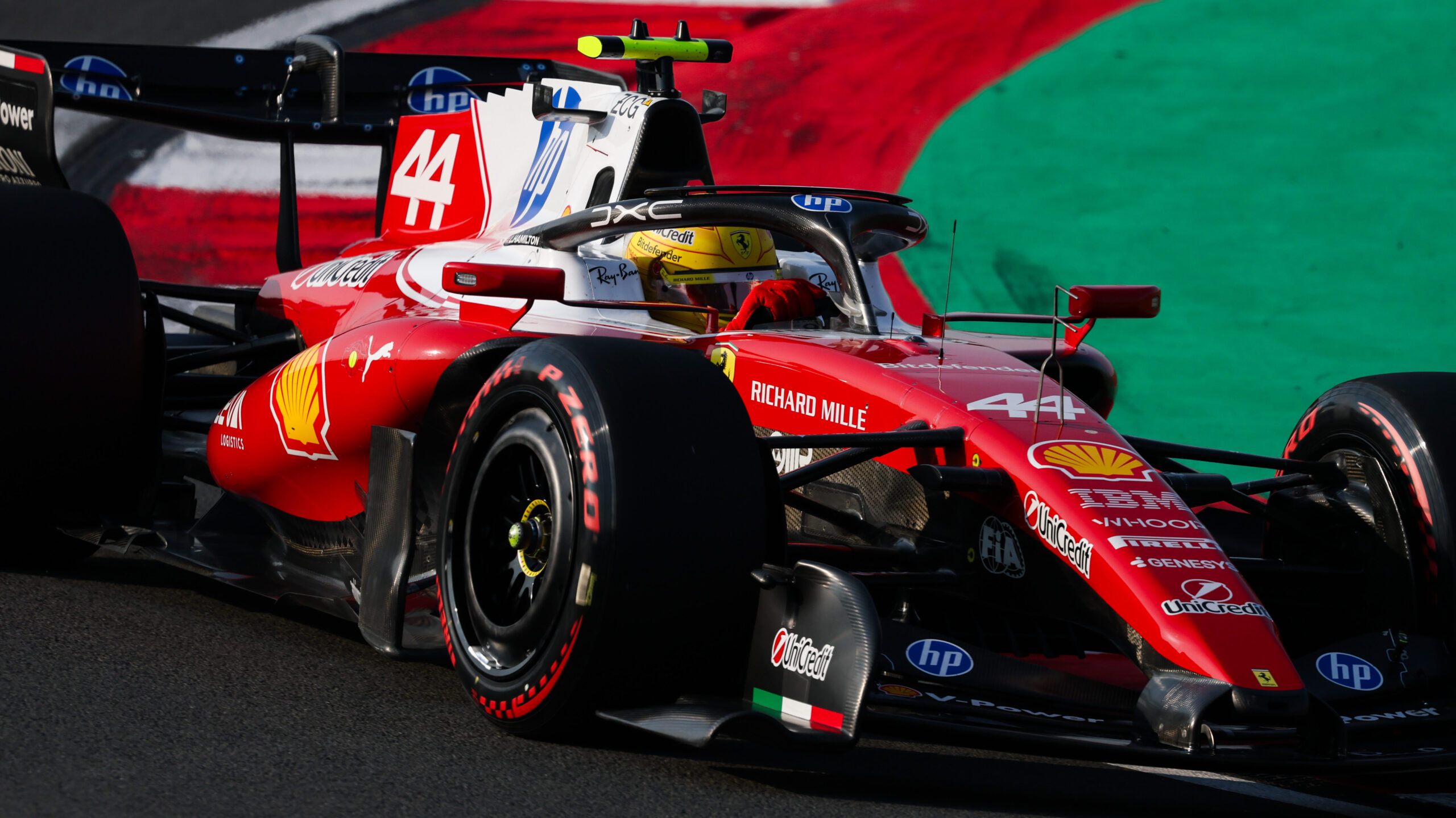 F1 | Lewis Hamilton scrive la storia a Shanghai tra il primo podio in Rosso e un record battuto