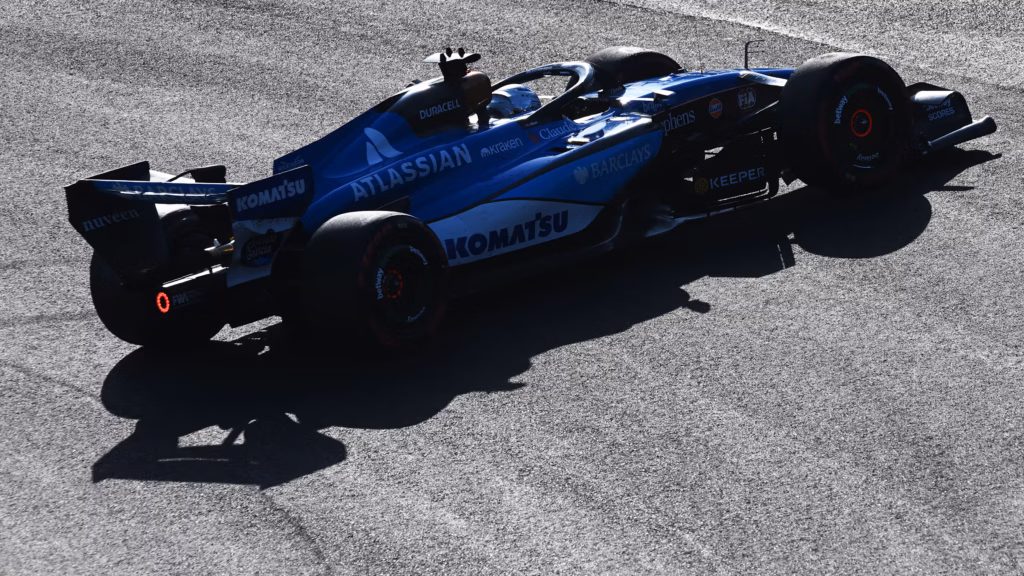 Contatto tra Perez e Albon nelle FP1: Alexander Albon in testacoda dopo il contatto con Sergio Perez - PH: F1.com