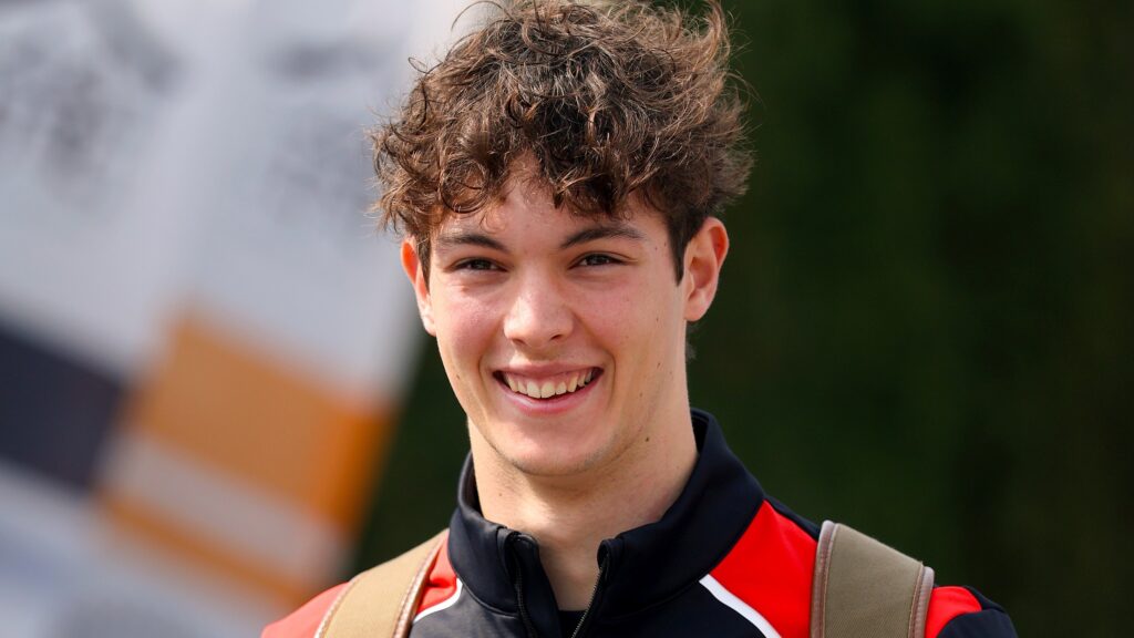 VIDEO - Incidente violento per Bearman: finisce contro le barriere ed esce zoppicante