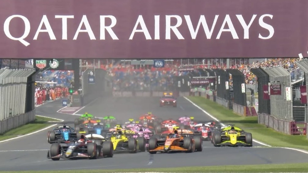 Sprint Race in Australia: 
In partenza, Durksen è stato sopravanzato all'esterno dalla MP Motorsport di Oliver Goethe.