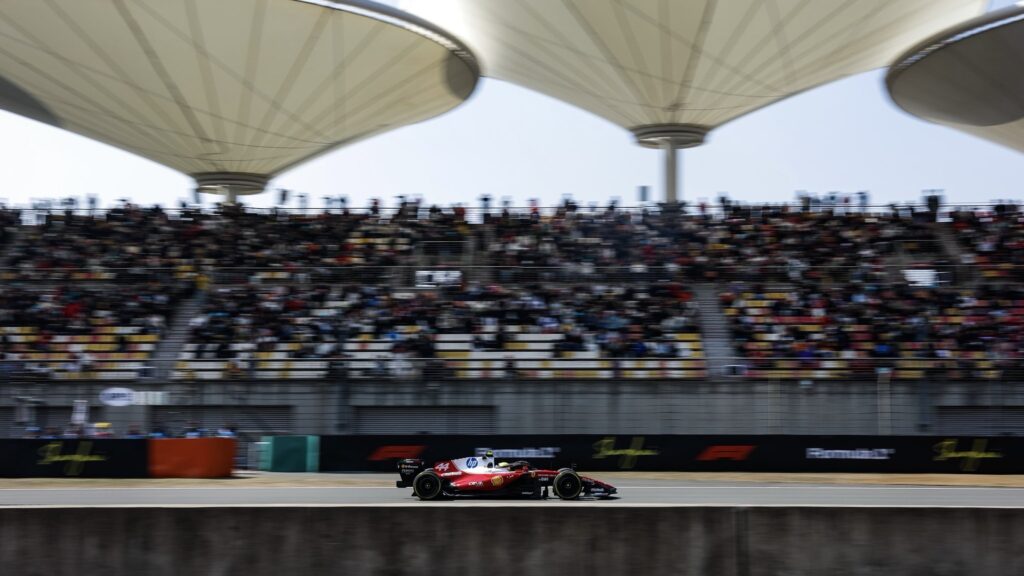 Sesta posizione per Lewis Hamilton nelle FP1 in Cina. Il pilota inglese ha effettuato però un programma diverso dal previsto a seguito di un testacoda effettuato nei primi minuti della sessione - PH: Scuderia Ferrari HP.