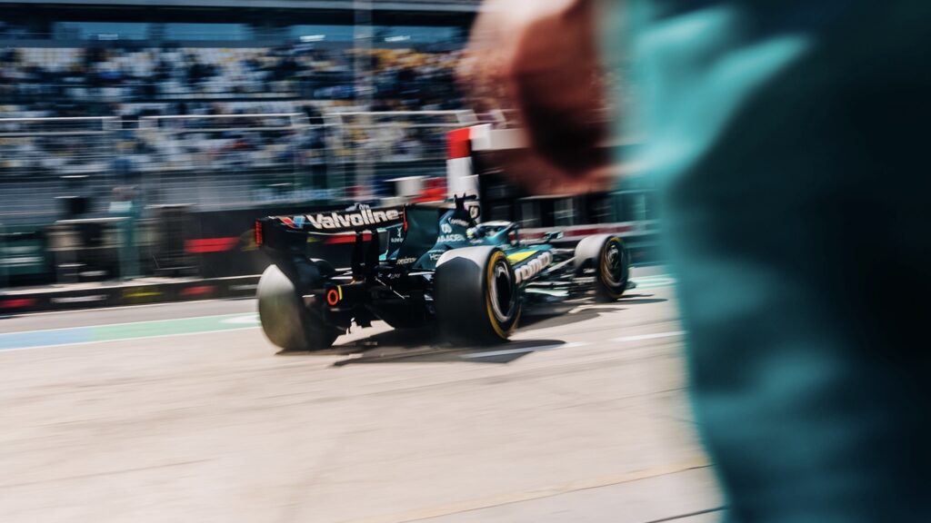 Problema di sicurezza shock in Aston Martin: Fernando Alonso al volante della AMR26 nel corso delle qualifiche in Cina - PH: AstonMartinF1.com.