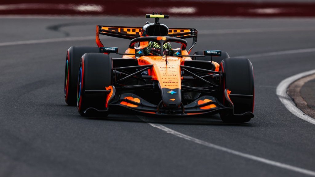 In foto, Lando Norris in pista durante il Gran Premio d'Australia 2026 con il numero 1 sulla monoposto.