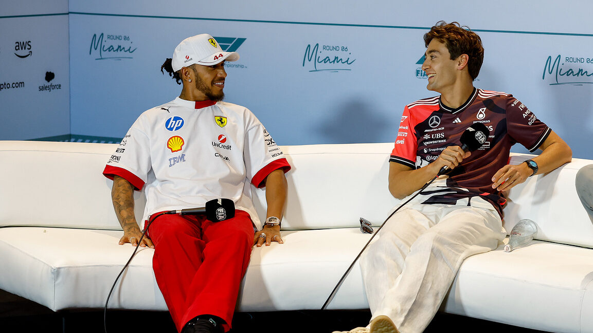 F1 | Russell (a destra della foto) con Lewis Hamilton (a sinistra) durante la conferenza stampa del Gran Premio di Miami 2025.