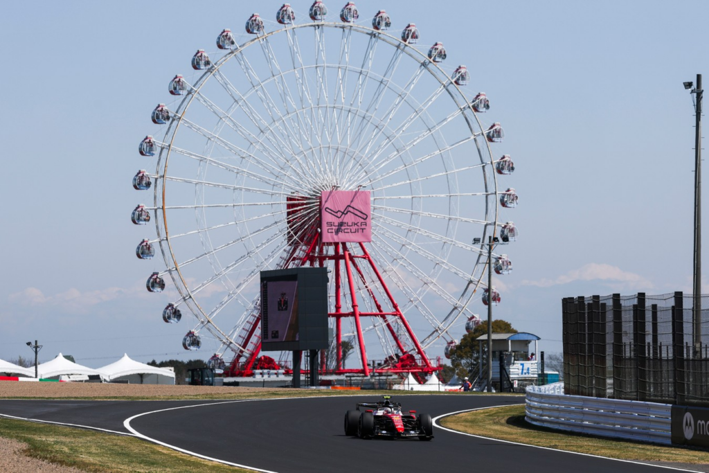 Lewis Hamilton impegnato nel corso delle prove libere del Gran Premio del Giappone