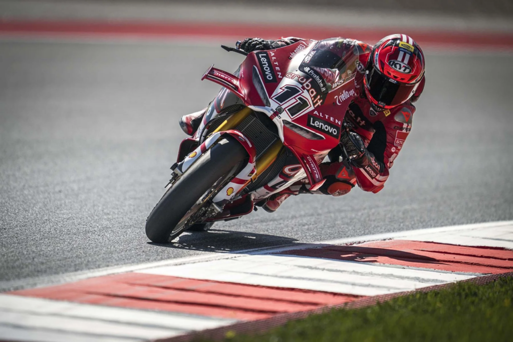 Superpole di WorldSBK a Portimao: pole position di Bulega, ma è lotta in casa Aruba