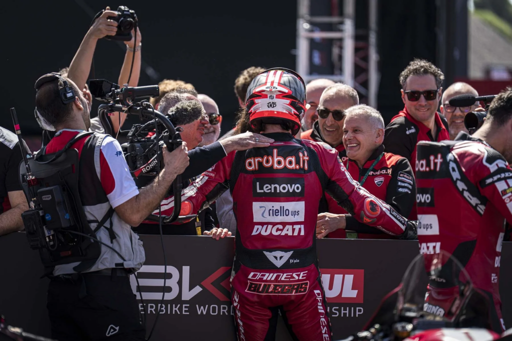 Gara 1 di WorldSBK a Portimao: trionfo di Bulega. Oliveira a podio a casa sua!