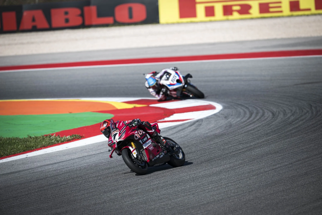 Superpole Race di WorldSBK a Portimao: vince Bulega, Oliveira ancora a podio