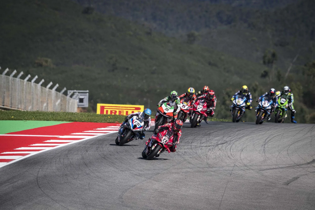 Gara 2 di WorldSBK a Portimao: dominio di Bulega, ma quante cadute!