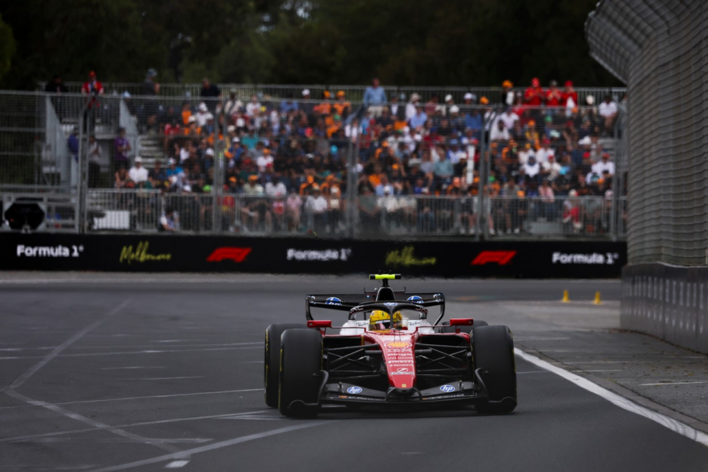 Ferrari, Hamilton deluso: "Problemi con con la batteria, puntavo alla seconda fila"