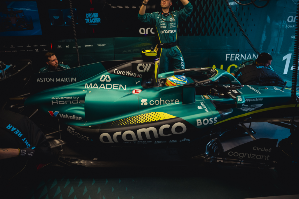 Aston Martin, Alonso ci scherza su: "Abbiamo fatto il giro di formazione e siamo partiti"