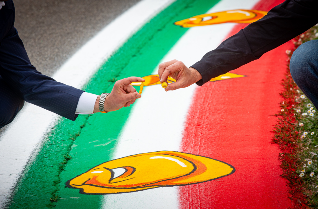 Tortellini sui cordoli di Imola: il motivo di questa "strana" iniziativa!