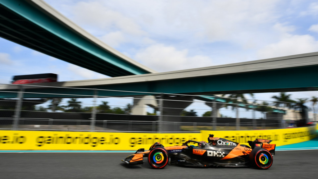 Oscar Piastri impegnato tra le curve del tracciato di Miami nell'edizione 2025