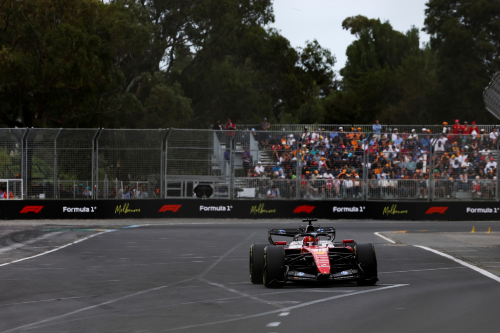 Il casco di Leclerc in beneficenza: sorpresa nel momento dell'acquisto!