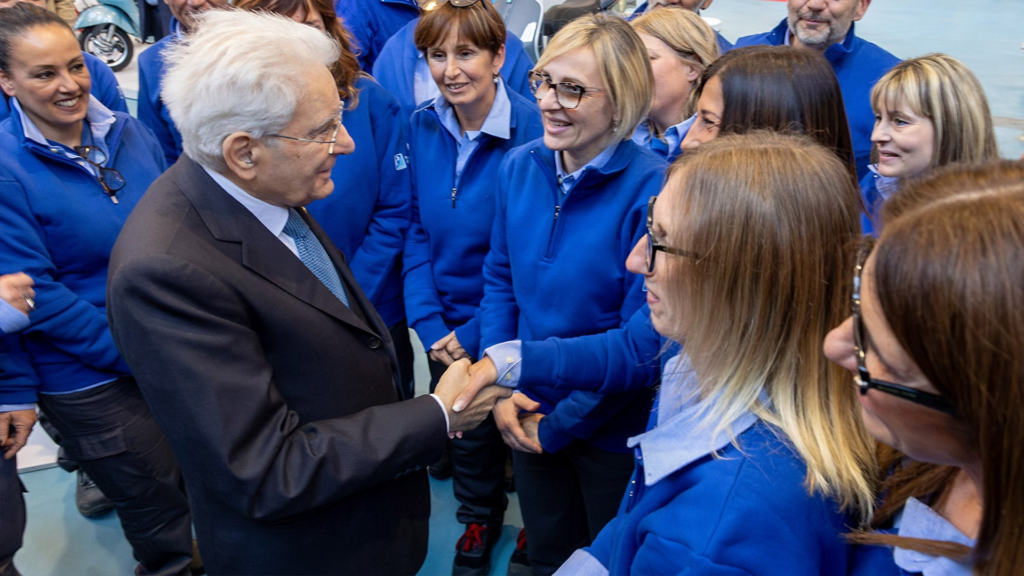 Mattarella alla Piaggio: "La Vespa simbolo della creatività italiana"