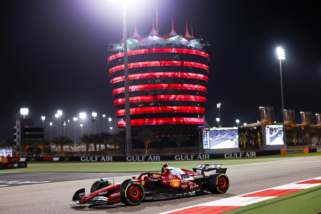 Lewis Hamilton alla guida della Ferrari nella scorsa edizione del GP del Bahrein