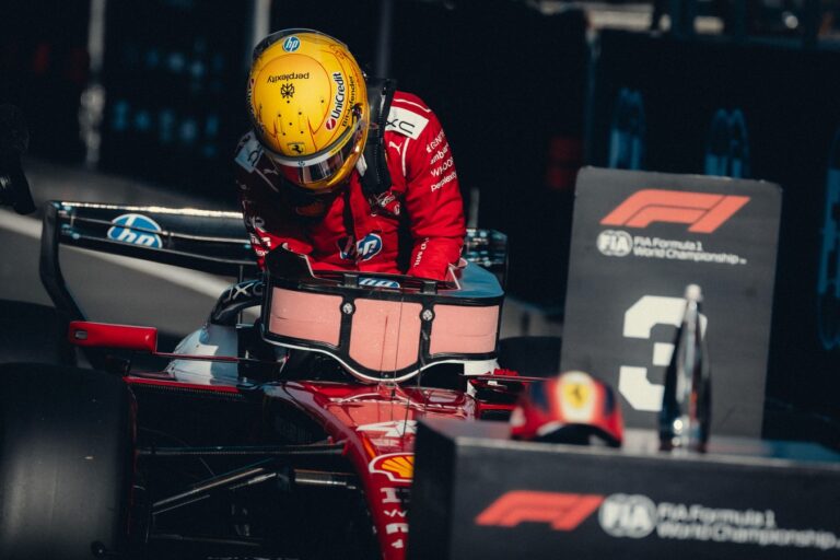 Ferrari, Hamilton: “Abbiamo un deficit di potenza nei confronti di Mercedes e Red Bull”