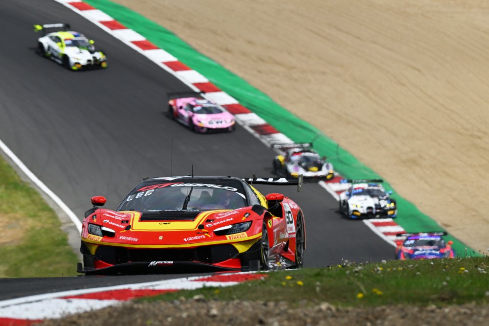 La Ferrari 296 GT3 #50 di Arthur Leclerc e Thomas Neubauer in gara durante Gara-1 del GTWC 2026 Brands Hatch