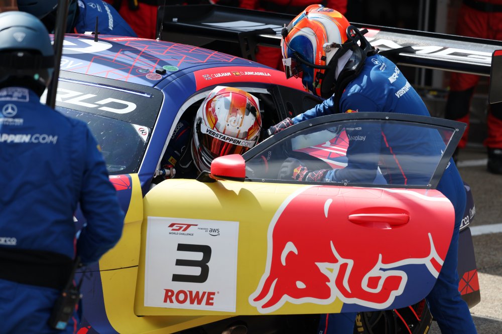 La Mercedes AMG #3 del Team Verstappen di Juancella e Lulham in Gara-1 a Brands Hatch nel GTWC 2026 Brands Hatch